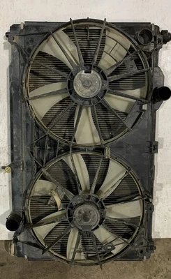 Radiador de refrigeración del motor Lexus IS250 2006-2010 2,5 L AWD con cubierta del motor del ventilador OEM Foto 1 de 4