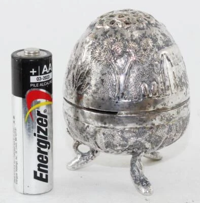 Antigua cabaña tailandesa con techo de paja-moneda de plata-sal/pimienta coctelera-plantas/árboles-escena rural Foto 1 de 4