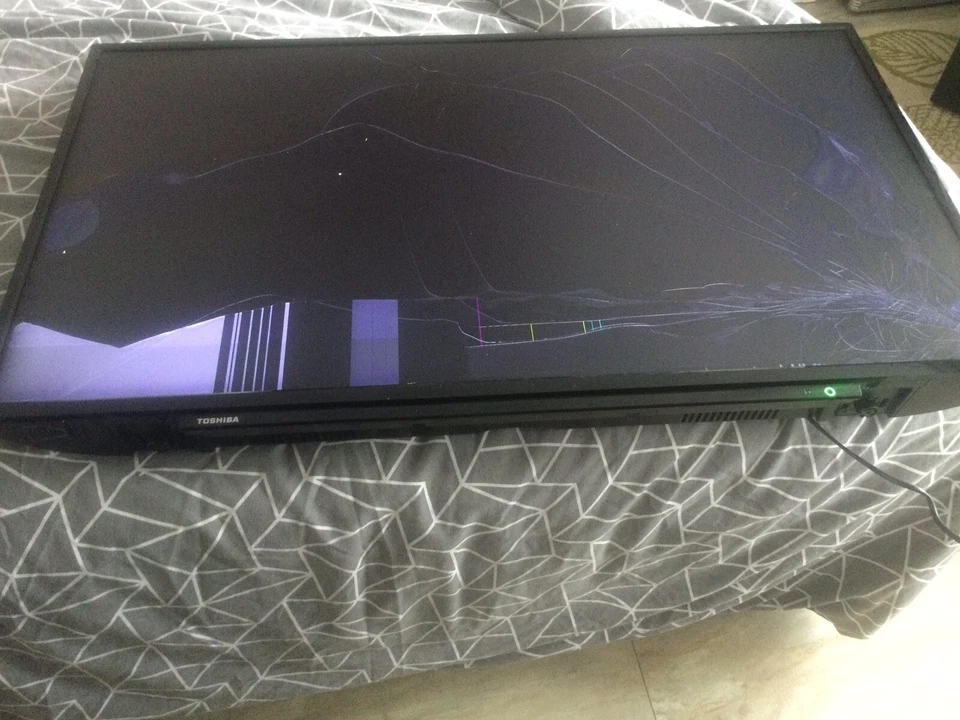 Toshiba 43-Inch Smart TV  Ultra HD 4K HDR10 LED TV Cracked screen 43u2963db - Image 1 of 1