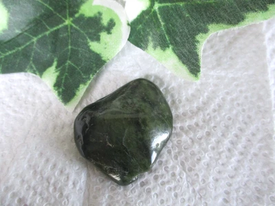 XL Nephrit | Jade Trommelstein Kanada 19 g 35 x 29 x 12 mm #1 - Bild 1 von 3