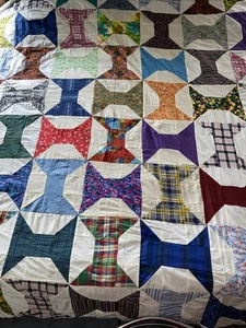 Trapuntino fatto a mano patchwork modello blocco “fiocco-cravatta” multicolore 96”x76” - Foto 1 di 7