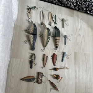 Lot Of  18 Vintage Wooden Fishing Lures, Ornaments, Dragon Flies, Bobbers - Picture 1 of 13