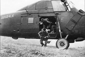Guerre d'Algérie - Héliportage 1er RPC région de Tizi-Ouzou en Mai 1959 - Imagen 1 de 1