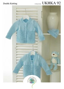 UKHKA 92 cardigan e cappello bambino modello a maglia in DK 12-22" (31-56 cm) - Foto 1 di 3