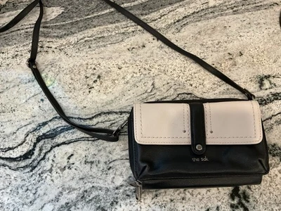 The Sak 皮革钱包手机斜挎包腕带黑色白色旅行 — 第 1/4 张图片