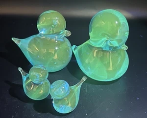 Vintage svedese vetro artistico blu soffiato a mano 4 statuine uccellini famiglia - fermacarte brilla - Foto 1 di 11