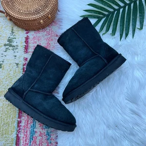 Bota UGG Negra Forrada de Gamuza Invierno Clásica Corta II 5 Estilo 1016223 - Imagen 1 de 9