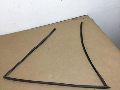 Sello de tira superior para puerta de paso trasero derecho Porsche Panamera 10-16 |:Y Foto 1 de 4