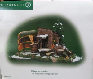 Dept 56 ~ 2000 Dorfzubehör 'Holzschuppen & Hackblock' 52895 ~ Ausverkauft Neu im Karton - Bild 1 von 9