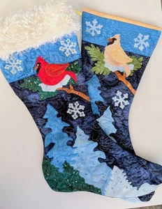 Vintage handgefertigte gesteppte Vogel Weihnachtsstrümpfe Kardinäle Schnee Bäume 2er Set - Bild 1 von 8