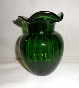 VTG DARK GREEN VASE MOUTH/HAND BLOWN RUFFLED TOP RIBBED - Picture 1 of 10
