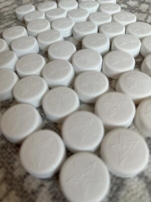 Lote de 50 tampas de garrafa de plástico branco S. Pellegrino Star Top para artes e ofícios - Imagem 1 de 4