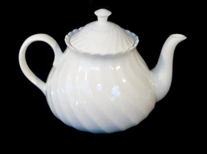 Beautiful Wedgwood Candlelight Large Teapot - Picture 1 of 5