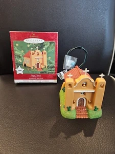 Adobe Church Hallmark Ornament Candlelight Services #3 2000 - Imagen 1 de 2