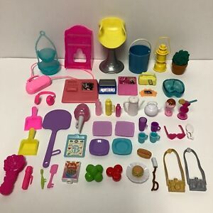 Lot d'accessoires poupée Barbie assiettes tabourets tasses électronique alimentaire plante seau LIRE