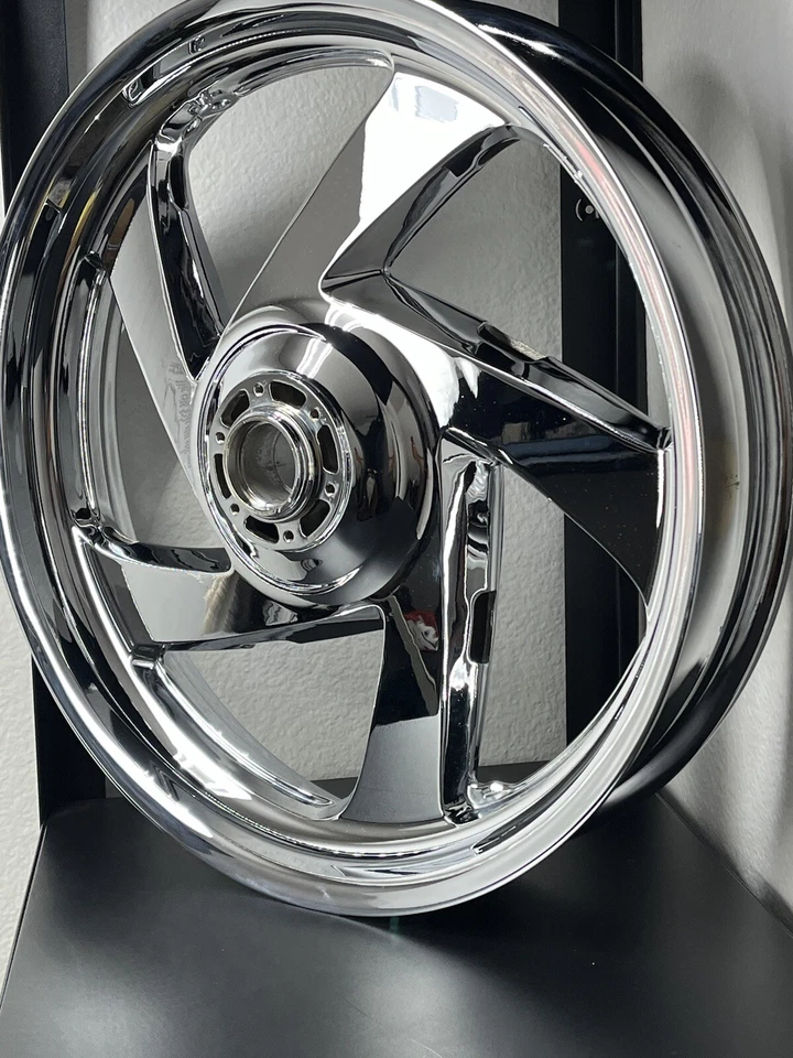 RUEDA DELANTERA CROMADA HONDA 2001-17 GL1800 GOLDWING 44650-MCA-305 OEM DIRECTA Foto 1 de 4