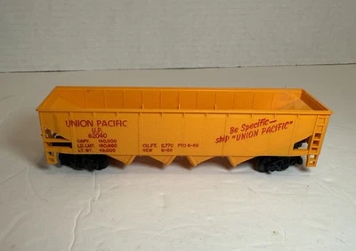 TYCO HO Scale P/N 344E 40ft 4 Bay Open Hopper Union Pacific Car # UP 62040 - Image 1 of 4