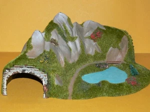 Ecktunnel - Kleiner See - bewachsen mit Gras u. Bäumen - zweigleisig - Spur N - - Bild 1 von 9