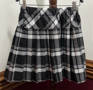 Falda plisada a cuadros negra forrada Urban Coco para mujer talla pequeña - Imagen 1 de 4