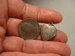 VINTAGE STERLING SILVER KEEPSAKE PHOTO LOCKET LOVE HEART PENDANT DATED 1944 - Picture 1 of 6