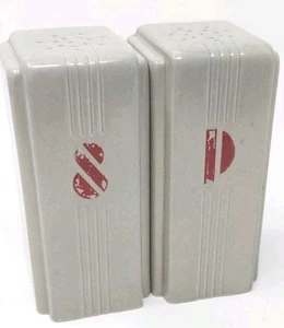 Vintage Salz & Pfefferstreuer Art Deco grau mit rotem Buchstaben Keramik Stapel nebeneinander - Bild 1 von 17