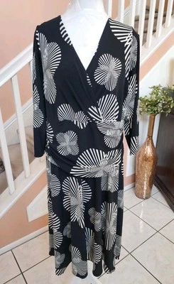MAGGY LONDON Black White V-Neck Ruched Wide Waist 3/4 Sleeve Dress Sz 20W  - Image 1 of 4