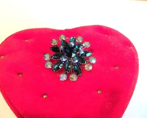 BEAUTIFUL BLUE SPARKLY CRYSTAL RHINESTONE BROOCH VTG - Picture 1 of 10