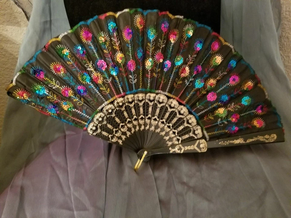 多色刺绣织物折叠手持风扇亮片桥美国卖家 — 第 1/1 张图片