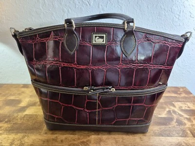 Cartera Dooney & Bourke Dillen patente de cocodrilo doble bolsillo reptil en relieve Foto 1 de 4