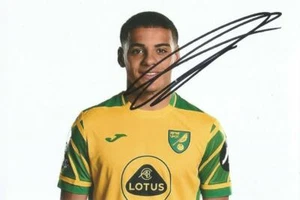 NORWICH: MAX AARONS SIGNED 6x4 2021/2022 PORTRAIT PHOTO+COA - Picture 1 of 1