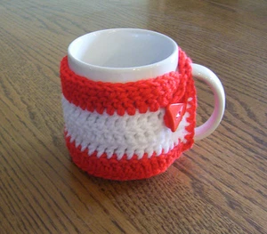 Acogedora taza de café de ganchillo blanco y rojo de mano - Imagen 1 de 3