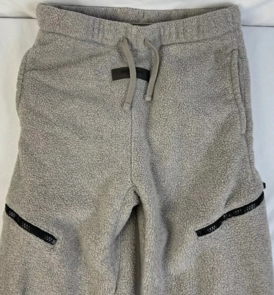 Pantalones deportivos Fear of God Essentials de vellón informales cómodos para niños talla 8 Foto 1 de 4