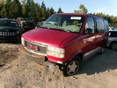 Passenger Corner/Park Light Below Headlamps Fits 95-05 SAFARI (GMC) 30596593 - Image 1 of 4