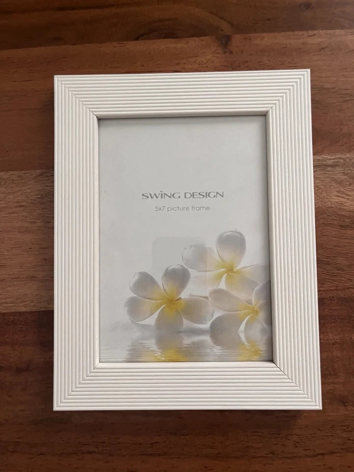 Marca Swing Design - Marco Blanco Tamaño: Madera 5" x 7" - Marco Personalizado Linia Foto 1 de 2