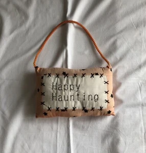Deko Halloween Kissen 10 x 4 "Happy Haunting" Türdeko zum Aufhängen - Bild 1 von 5