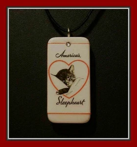 AMERICA'S SLEEPHEART - CHESSIE CAT DOMINO PENDANT WITH MATCHING BOX AND TAG - Picture 1 of 5