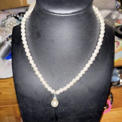 collar de perlas de imitación con colgante de perlas de imitación Foto 1 de 4