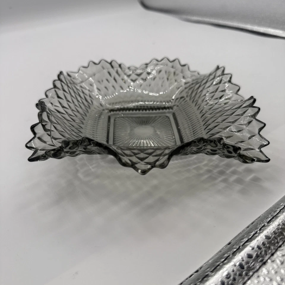 ​Plato cuadrado de vidrio Indiana gris humo borde con volantes corte diamante  Foto 1 de 3