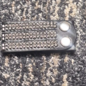 Schwarz und silberfarbenes Nietenarmband ca. 6"-7" - Bild 1 von 3