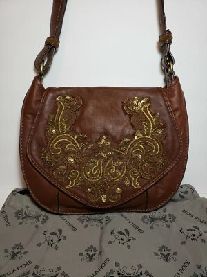 ISABELLA FIORE MEGAN FIO DOURADO BORDADO SELA ABA HOBO BOLSA DE OMBRO EM PERFEITO ESTADO $495 - Imagem 1 de 4