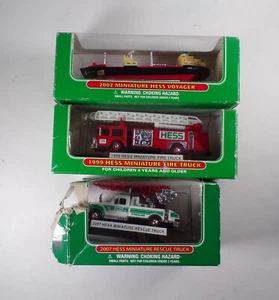 Lote de vehículos en miniatura Hess: barco Voyager 2002, camión de bomberos 1999, camión de rescate - Imagen 1 de 20