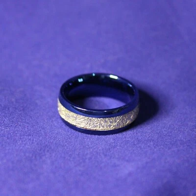 Banda de carburo de tungsteno con inserción esmerilada **Tallas 7 - 10 ** Dorado, plata o azul** Foto 1 de 2