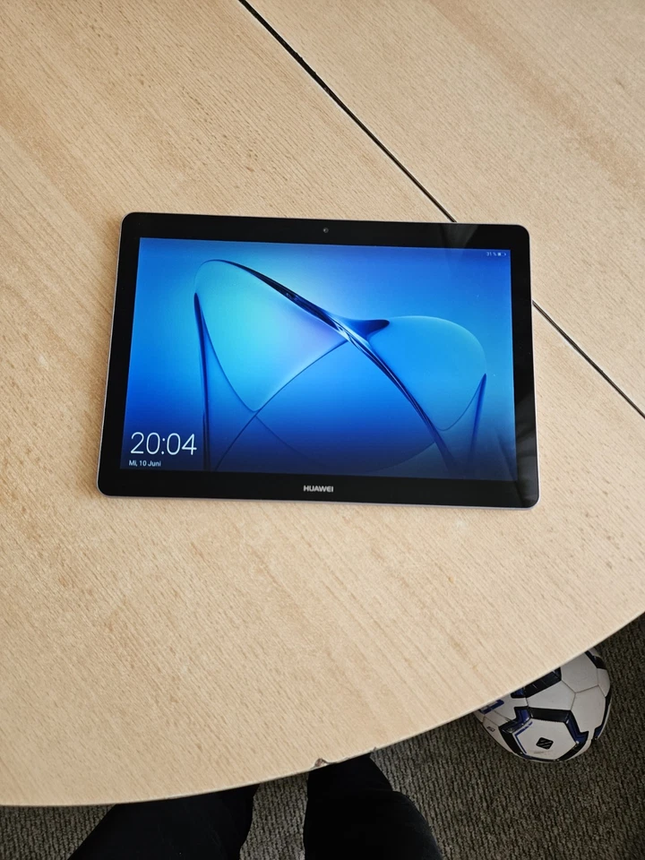 Es stehen sechs Tablets zum Verkauf, sowohl funktionierende als auch defekte. - Bild 1 von 4