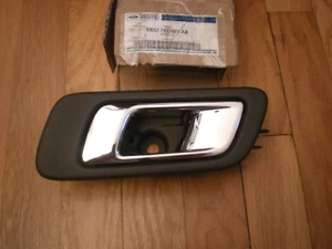 Nuevo OEM 2012-2015 Ford Explorer manija de puerta interior izquierda trasera BB5Z-7822601-AA - Imagen 1 de 2