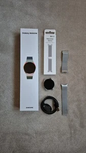 Samsung Galaxy Watch4 40mm Silver (SM-R860) With Milanese Band And Watch Cradle - Zdjęcie 1 z 11