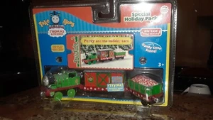 THOMAS & FRIENDS (NAVIDAD) ""PERCY AND THE HOLIDAY CARS"" (RETIRADO) - Imagen 1 de 1