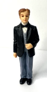 Vintage Artisan Flair giovane uomo con fiocco cravatta sposo bambola resina figura 1:12 - Foto 1 di 10
