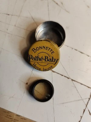 FILTRO DE LUZ AMARILLA Y LATA PATHE-BABY VINTAGE | Cámara Bonnette Jaune Boite años 20 Foto 1 de 4