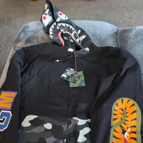 A BATHING APE (BAPE) city camo shark zip felpa giacca BAPE A Bathing Ape taglia M BAGLIORE AL BUIO