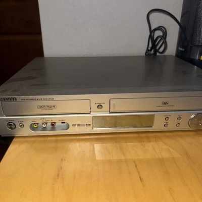 Samsung DVD-VR320 DVD/VCR Combo Reproductor Grabadora Hi-Fi VHS Sin Control Remoto *DVD PEGADO* Foto 1 de 4